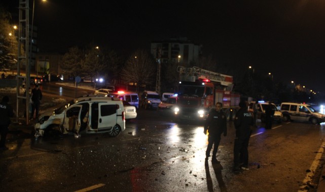 Hafif ticari araç ile pikap çarpıştı: 5 yaralı
