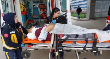 Hafif ticari araç tıra çarptı: 1 ağır yaralı