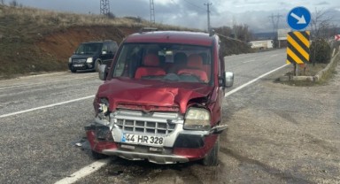 Hafif ticari araçlar çarpıştı: 1 yaralı