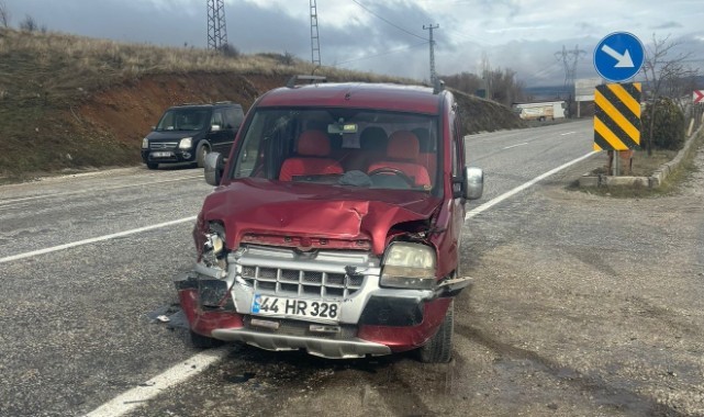 Hafif ticari araçlar çarpıştı: 1 yaralı