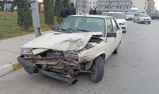 İki otomobil çarpıştı: yaralı var