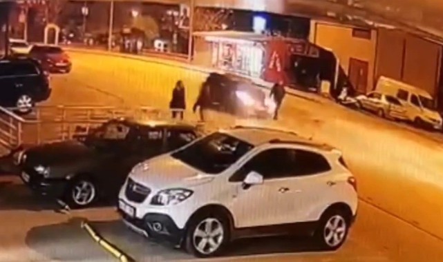 İki otomobilin çarptığı yaşlı adam ağır yaralandı