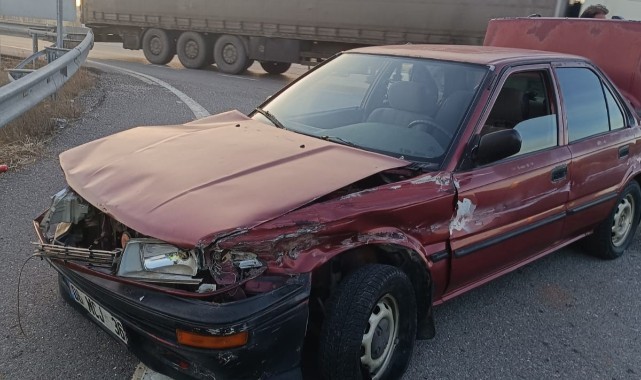 İlçede otomobil bariyerlere çarptı: 3 yaralı