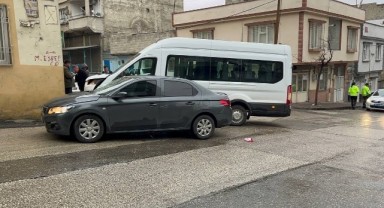 İşçi servisi ile otomobil çarpıştı: 3 yaralı