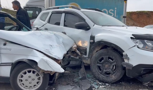 Kahta'da iki otomobil çarpıştı: 2 sürücü yaralandı