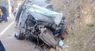 Kamyonet minibüsle çarpıştı: 1’i ağır 3 yaralı
