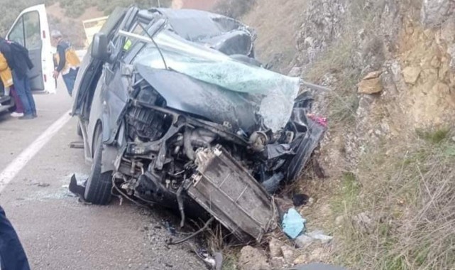 Kamyonet minibüsle çarpıştı: 1’i ağır 3 yaralı