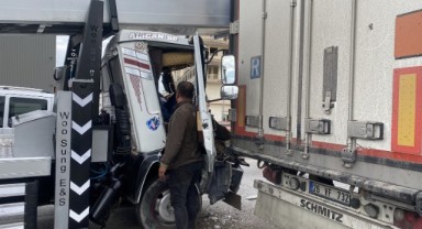 Kamyonet tıra arkadan çarptı: 1 yaralı