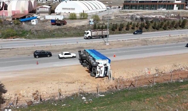 Kırıkkale'de kamyon devrildi