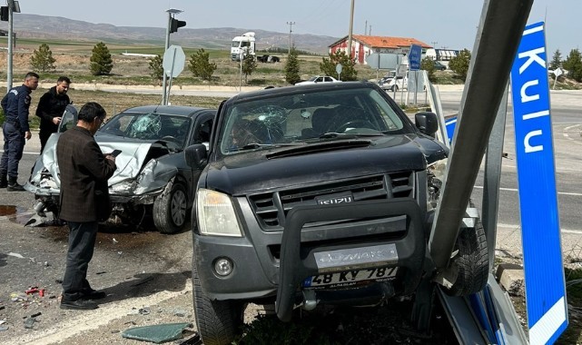 Kırıkkale'de otomobil ile pikap çarpıştı: 3 yaralı