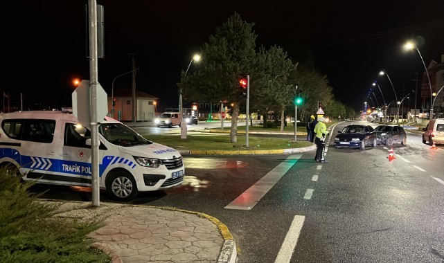 Kırmızı ışık ihlali kazaya neden oldu: 2 yaralı
