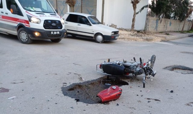 Komşu ilde motosikletle otomobil çarpıştı: 1’i ağır 2 yaralı