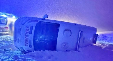 Kontrolden çıkan ambulans devrildi