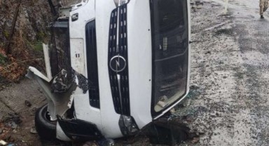Kontrolden çıkan hafif ticari araç yan yattı: 2 yaralı