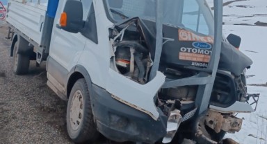 Kontrolden çıkan kamyonet direğe çarptı: 3 yaralı