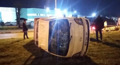 Kontrolden çıkan kamyonet otluk alana uçtu: 2 yaralı