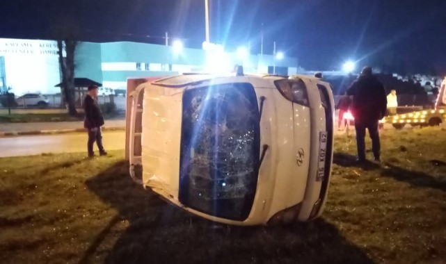 Kontrolden çıkan kamyonet otluk alana uçtu: 2 yaralı