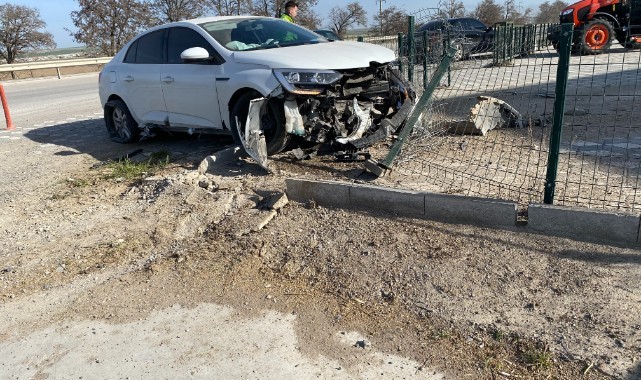 Kontrolden çıkan otomobil demir çitlere çarptı: 2 yaralı