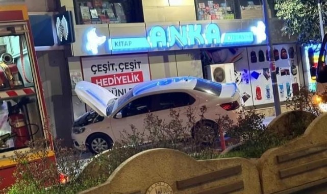 Kontrolden çıkan otomobil iş yerinin duvarına çaptı