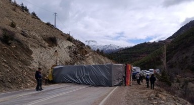 Kontrolden çıkan tır yan yattı: 1 yaralı