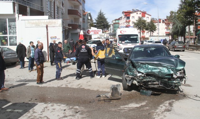 Konya'da iki otomobil çarpıştı: 3 yaralı