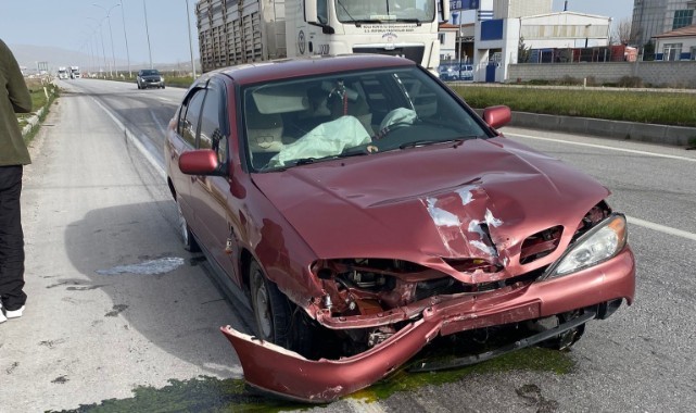Konya'da otomobil kaldırıma çarptı: 5 yaralı