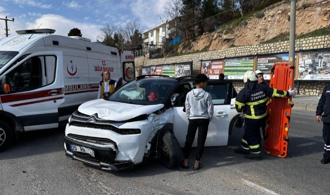 Mardin'de otomobiller çarpıştı: 2 yaralı