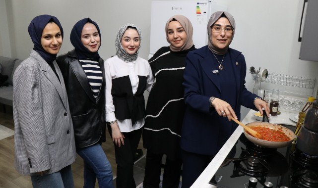 Milletvekili Yazmacı, sahurda öğrenci evine misafir oldu