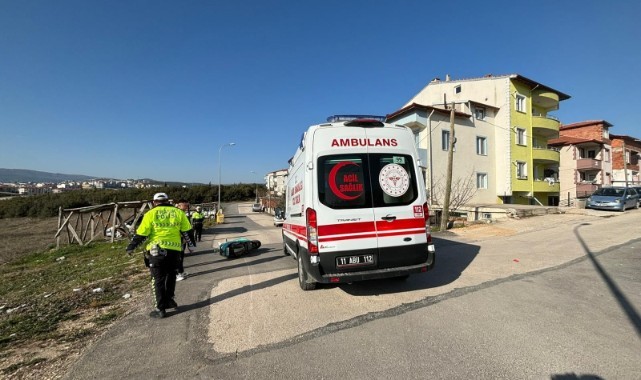 Motosiklet aydınlatma direğine çarptı