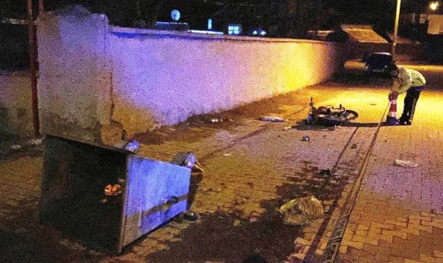Motosiklet çöp konteynerine çarptı: ağır yaralılar var