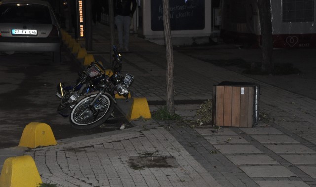 Motosiklet ile otomobil çarpıştı: 2 yaralı
