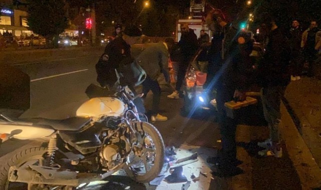 Motosiklet park halindeki otomobile çarptı: yaralılar var