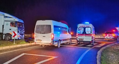 Öğrencileri taşıyan minibüs ile tır çarpıştı: 15 yaralı