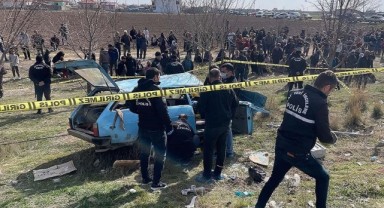Otobüs durağında bekleyenlere otomobil çarptı! 4 kişi öldü