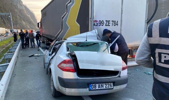 Otomobil duran tıra arkadan çarptı: 1 yaralı