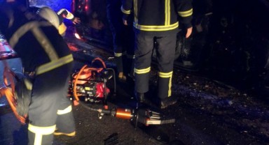 Otomobil istinat duvarına çarptı: 2 ölü