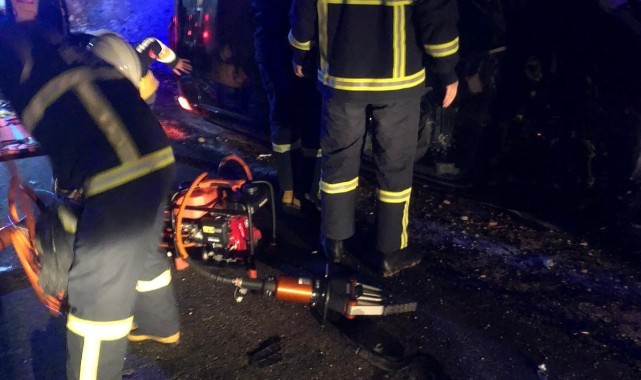 Otomobil istinat duvarına çarptı: 2 ölü
