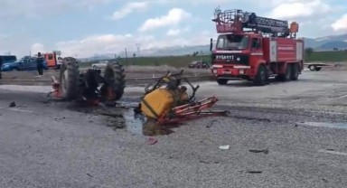 Otomobil traktörle çarpıştı: 1’i ağır 4 yaralı