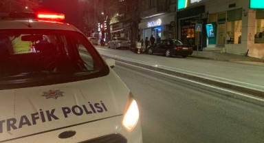 Otomobile çarpıp sürüklenen motosikletli genç ağır yaralandı