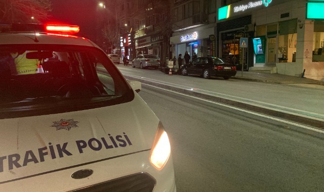 Otomobile çarpıp sürüklenen motosikletli genç ağır yaralandı