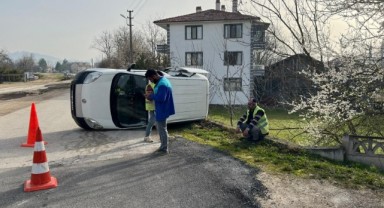Otomobille çarpışan hafif ticari araç devrildi: 1 yaralı