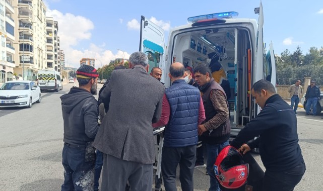 Otomobille çarpışan motosikletin sürücüsü yaralandı