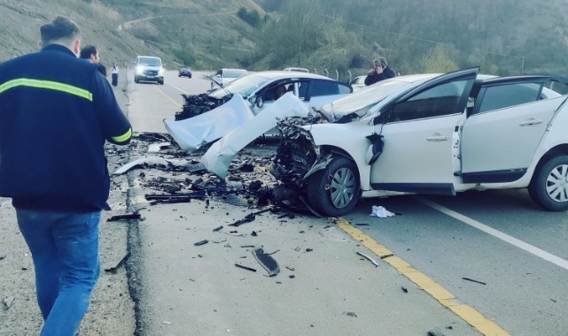 Otomobiller kafa kafaya çarpıştı: 1 ölü, 1 yaralı