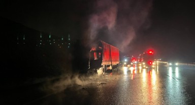 Otoyolda asit yüklü tır alev alev yandı