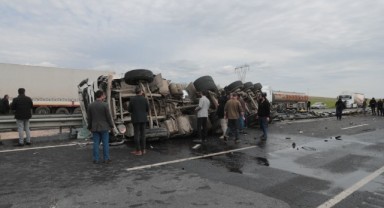 Şanlıurfa'da tır devrildi! Sürücü yaralandı