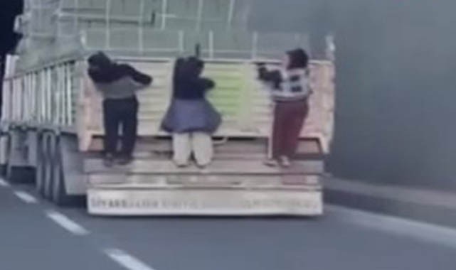 Şanlıurfa karayolunda çocukların tehlikeli oyunu kamerada