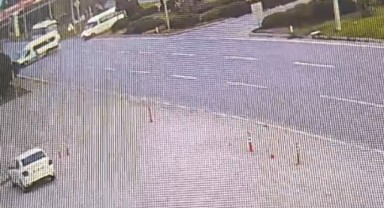 Servis minibüsü ile kamyonet çarpıştı: 8 yaralı