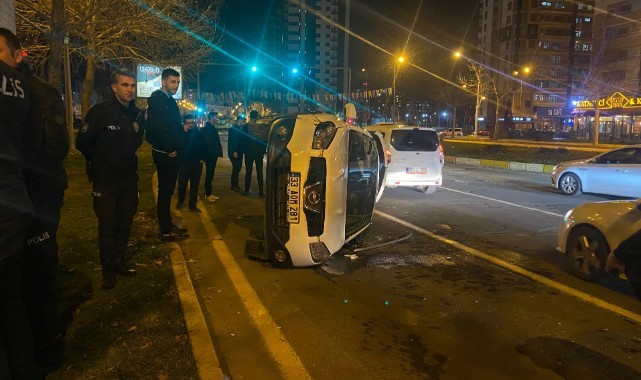 Seyir halinde el freni çekilen otomobil takla attı