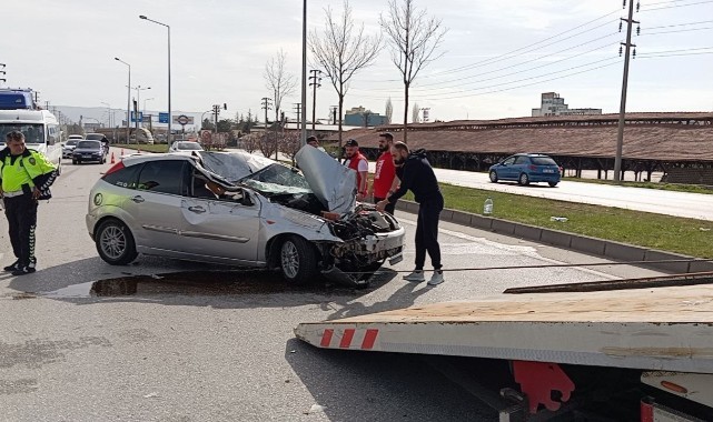 Seyir halindeki otomobil kamyonete çarptı: 1 yaralı