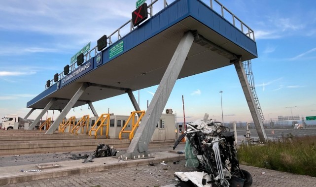 Taklalar atan otomobilin motoru fırladı: 1 ağır yaralı